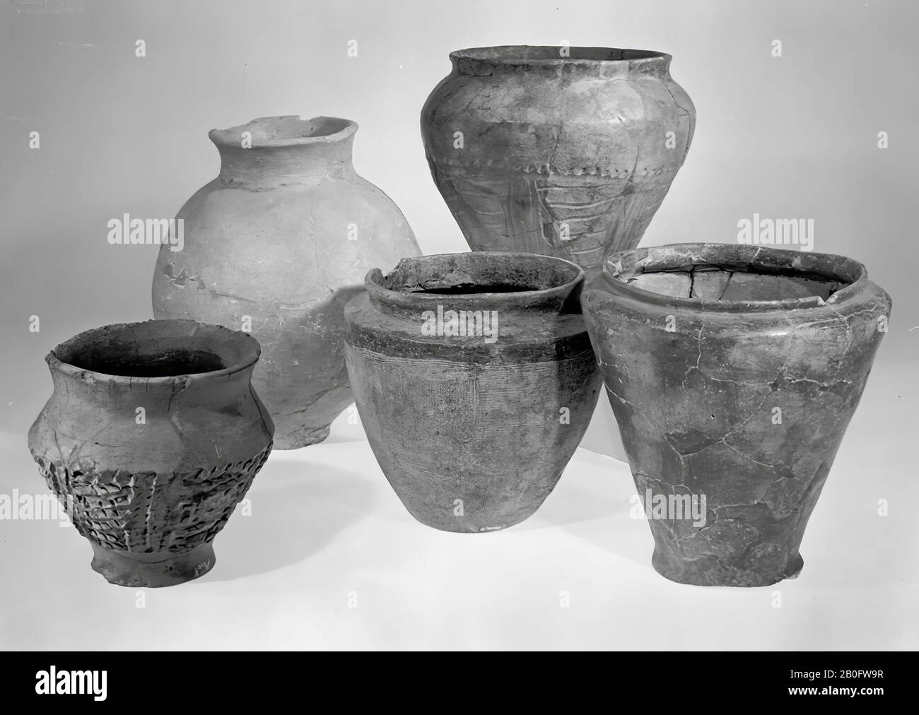 Urna di modello tipico a forma di proiettile. Marrone, terra lucidata. Vecchi incollaggi e aggiunte., Urn, terracotta, h: 25 cm, diam: 21,5 cm, preistoria 100 BC-500 DC, Olanda, Gelderland, Wijchen, Alverna, monastero Foto Stock