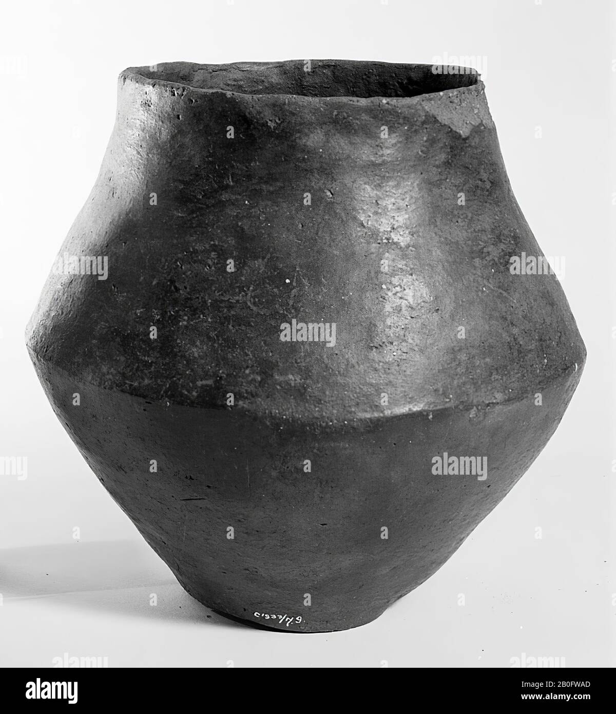 Doppia urna conica di terracotta marrone scuro, con fondo piatto. Trovato con c 1933 Foto Stock