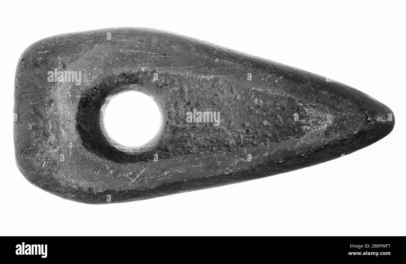 martello ascia in roccia calcarea. Superficie inferiore e superiore, superficie levigata. Foro in acciaio, con diametro di 3,7 cm, a doppia tonalità. Resto della superficie martellata a boccola. L'oggetto sembra essere stato fabbricato di recente (falso?), martello, pietra, 6,5 x 25 x 11,5 cm, preistoria 1900-1993, Paesi Bassi, Drenthe, sconosciuto, sconosciuto Foto Stock