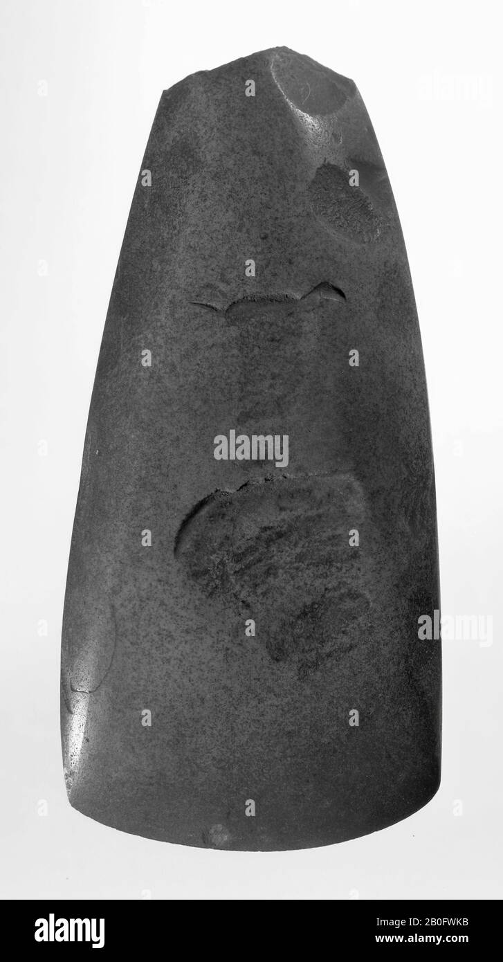 ascia affilata di selce grigio-marrone, ascia, pietra, lunghezza: 17,7 cm, preistorica -4000 Foto Stock
