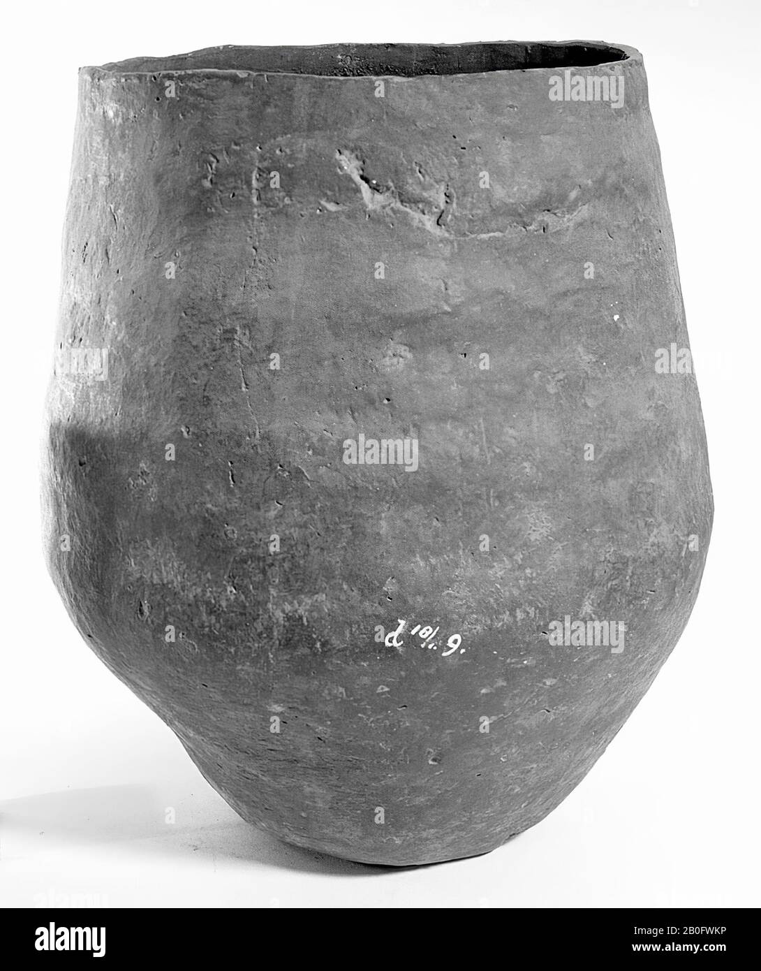 Calco in gesso di una grande urna. Scaglie dalla superficie, colata, urna, intonaco, h: 33,3 cm, diam: 27 cm, preistoria -1200 Foto Stock