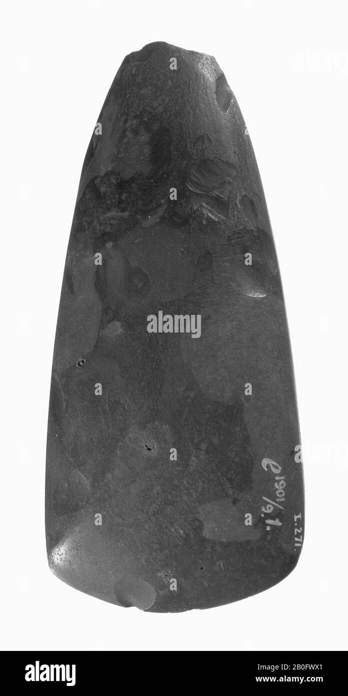 scalpello grigio-marrone di selce con macchie grigio chiaro. Finemente lavorato per un piccone, molto affilato al bordo, ascia, pietra, selce, lunghezza: 13,4 cm, preistorico -4000 Foto Stock