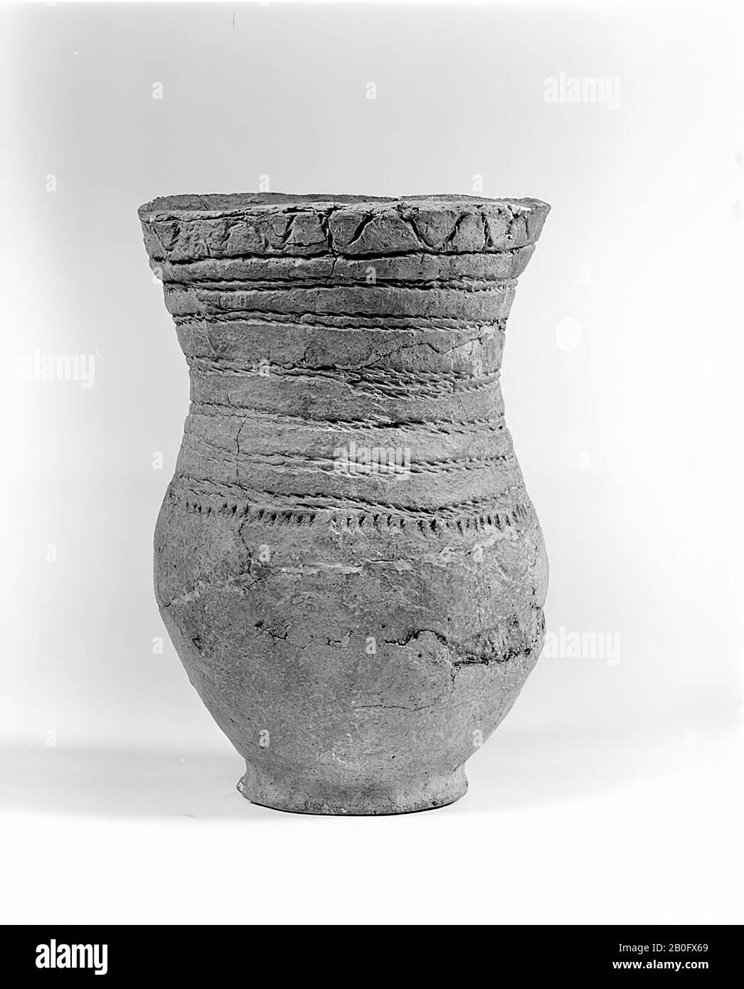 Coppa in corda di terracotta. Incollaggio, crepe nel suolo, coppa, terracotta, h: 15,6 cm, diam: 10,8 cm, preistoria 2500-2200 a.C., Olanda, Gelderland, Apeldoorn, Uddelermeer, Hunneschans, collina e. Foto Stock