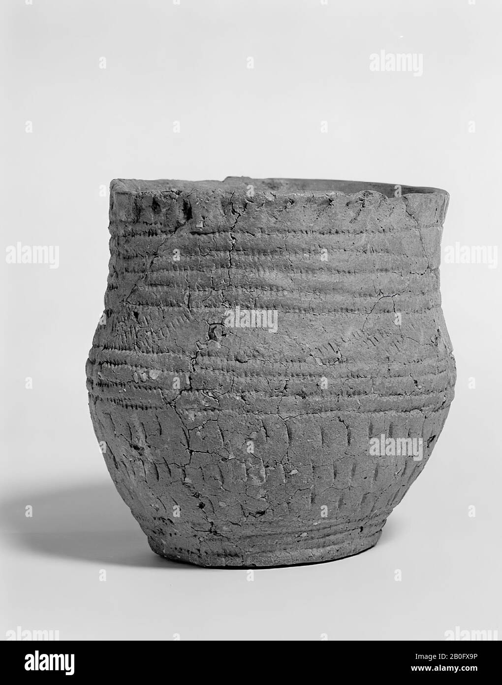 Piccola tazza di terracotta di costruzione grezza, abbastanza spessa-murata, parte di orlo e muro mancante, restaurato., tazza, terracotta, h: 11 cm, diam: 11 cm, preistoria -2200 Foto Stock