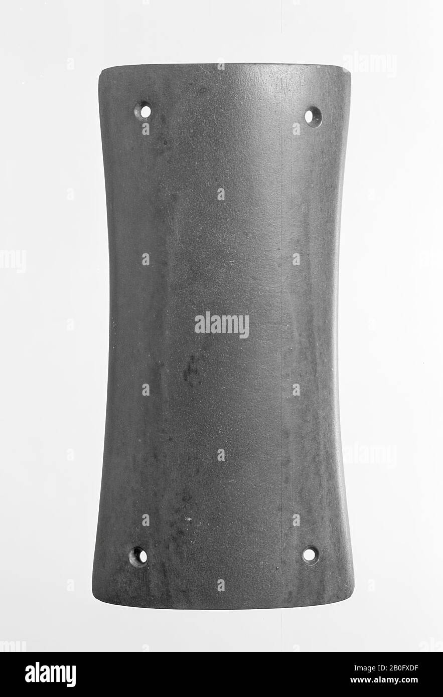 protezione da polso ampia, ampia e piegata in pietra rossastra-viola, con due perforazioni su entrambi i lati. Bella lucida, protezione da polso, pietra, 9,7 x 5 cm, preistoria 2300-2200 a.C., Olanda, Gelderland, Ede, Stroeerzand Foto Stock