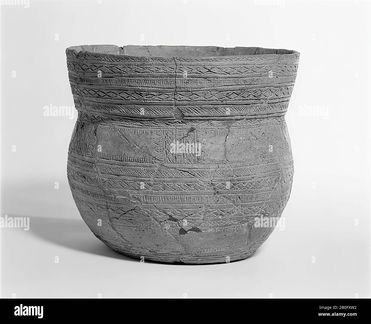 Grande tazza di terracotta del tipo Veluwer, decorata su tutta la superficie in zone strette ed una più larga sulla spalla, quest'ultima divisa in metopi. Vecchi incollaggi e aggiunte., Cup, terracotta, h: 17,8 cm, diam: 20,3 cm, preistoria 2300-2200 a.C., Olanda, Gelderland, Ede, Ede, Ginkelse heide Foto Stock