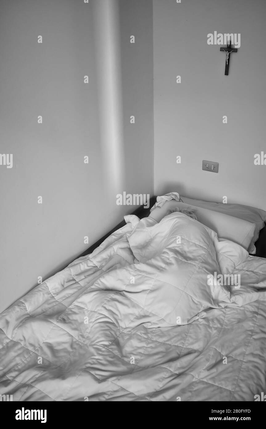 donna anziana da sola, che dorme a letto sotto le coperte Foto stock - Alamy