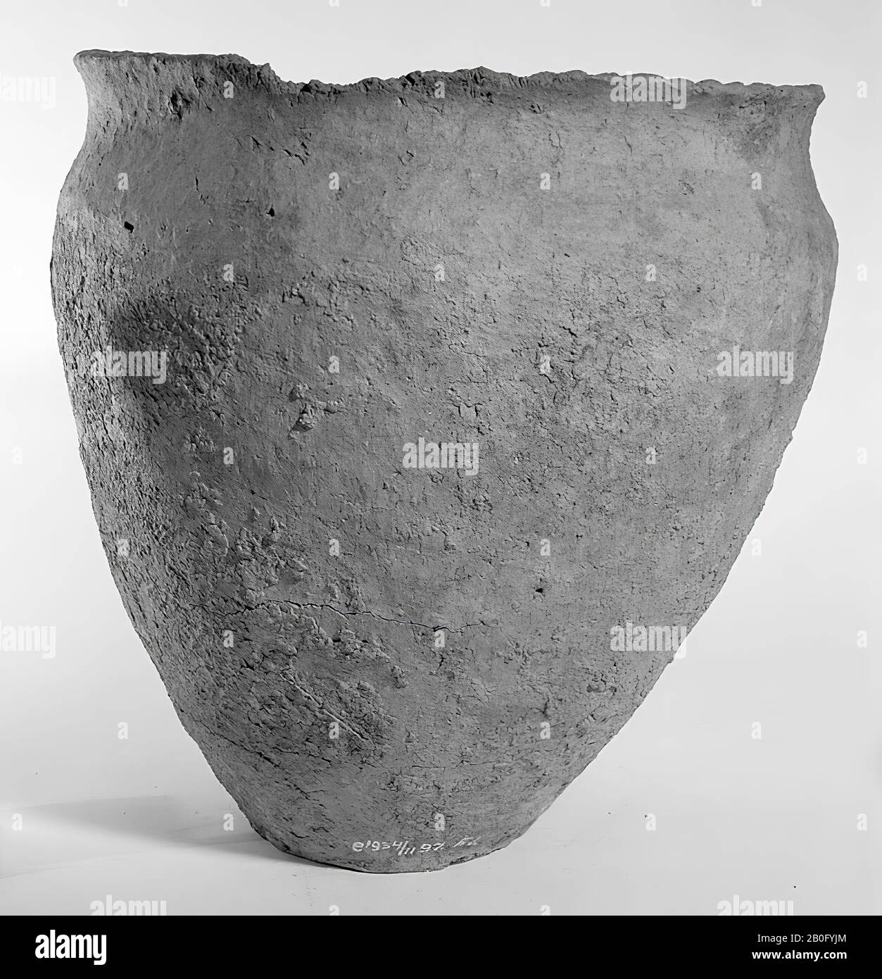 Grande urna germanica di terracotta con bordo seghettato. Vecchio incollaggio, rifornimento è stato rilasciato ed è attaccato, parte del cerchio manca, 4 schegge allentate, alcune crepe e crepe superficiali., Urn, terracotta, h: 27,3 cm, diam: 26,2 cm, preistoria -800 Foto Stock