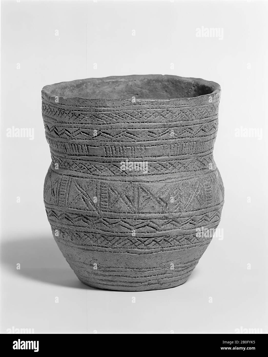 Coppa di terracotta marrone, ornata su tutta la superficie con decorazioni adornate. Il collo eretto e lungo è delicatamente separato dal ventre., tazza, terracotta, h: 10 cm, diam: 9 cm, preistoria 2500-2200 a.C., Paesi Bassi, Gelderland, Wijchen, Wijchen, Valendries Foto Stock