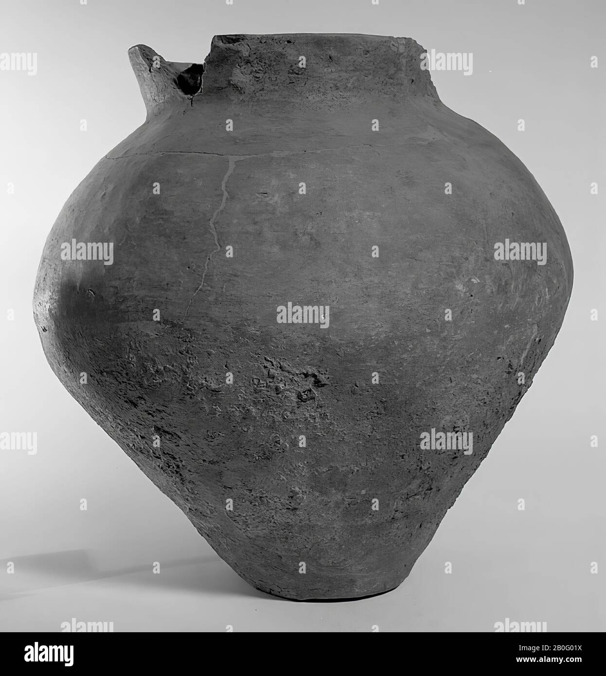Urna di terracotta di più o meno Bataafs accadono. 2 fessure nel bordo, crepe, specialmente intorno al collo. Contiene residui cremati, Urn, terracotta, h: 32 cm, diam: 31 cm, preistoria -800 Foto Stock
