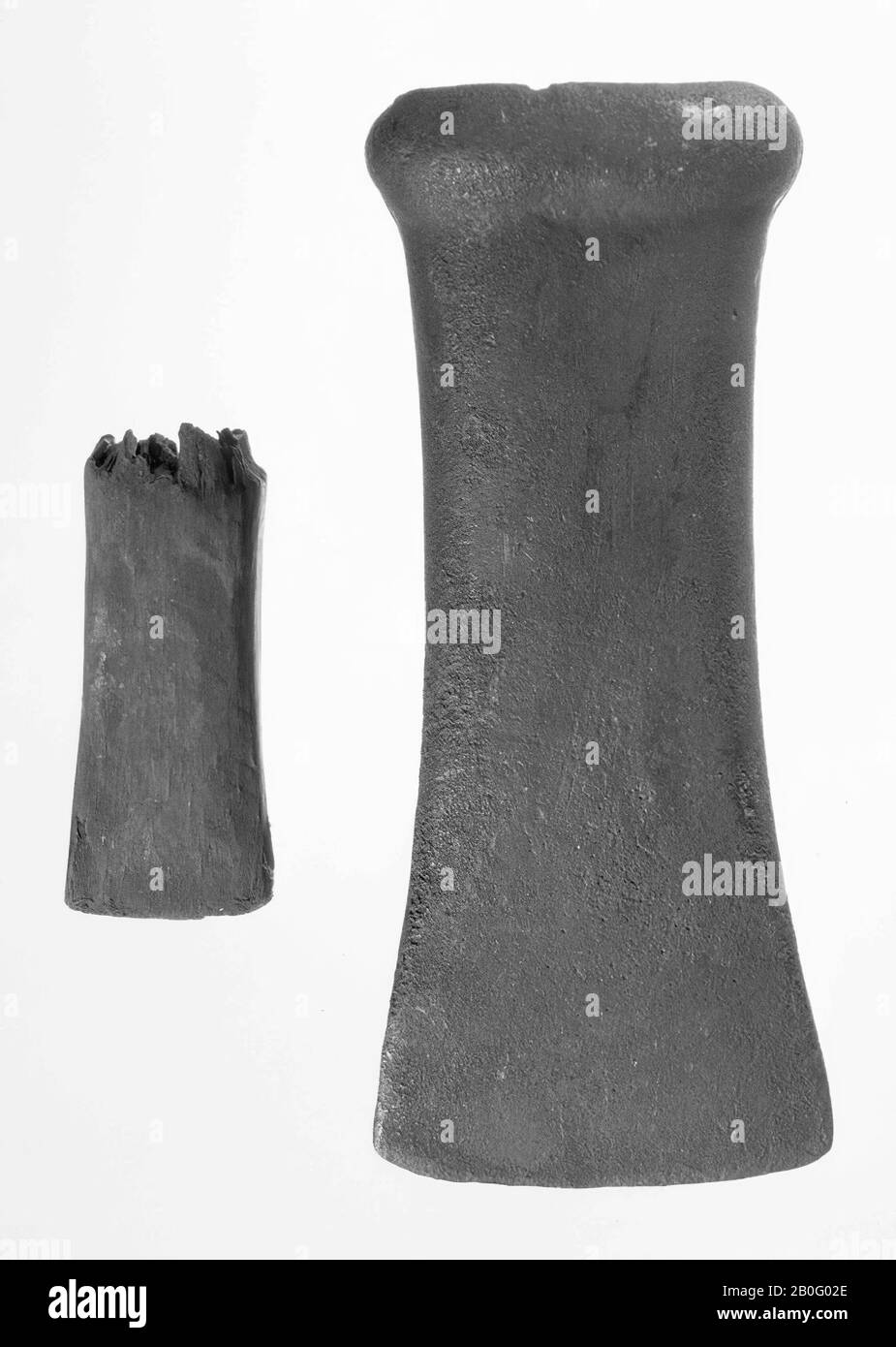 tubolare di bronzo un pezzo di legno del fusto è ancora conservato, ax, metallo, bronzo, lunghezza: 11.6 cm, preistoria -800 Foto Stock