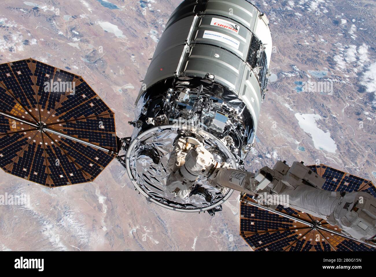La navicella spaziale Northrop Grumman Cygnus con i distinti pannelli solari a forma di piatto è applizzata dalla CanadaArm2 per l'attracco alla Stazione spaziale Internazionale 18 Febbraio 2020 in Earth Orbit. Il cargo non presidiato trasporta più di 7.500 libbre di rifornimenti per l'equipaggio del laboratorio orbitante. Foto Stock