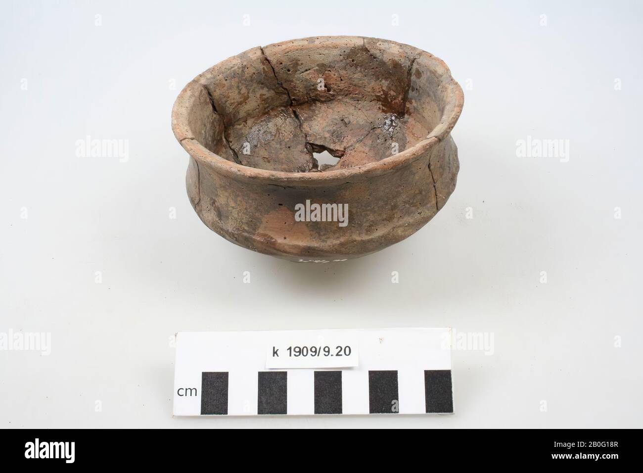 Ciotola di terracotta con collo dritto costrizione, sormontata da coste. Inferiore premuto. Old bonding, gap nella parte inferiore dell'addome., ciotola, ceramica, h: 6,5 cm, diam: 12 cm, preistoria -1200 Foto Stock