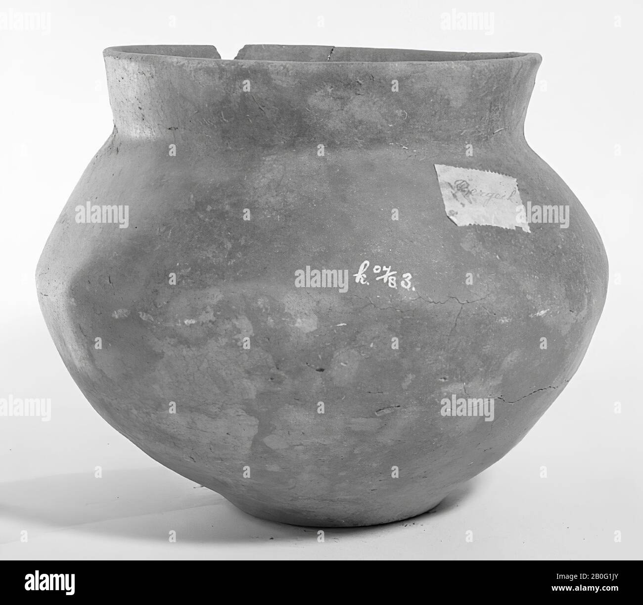 Urna di terracotta con pancia rotonda, bordo rialzato e linea a profilo spezzato. Vecchio legame, il bordo è danneggiato, 3 crepe verticali dal bordo, crepe nel ventre al fondo., Urn, ceramica, h: 17 cm, diam: 20 cm, preistoria -1200 Foto Stock