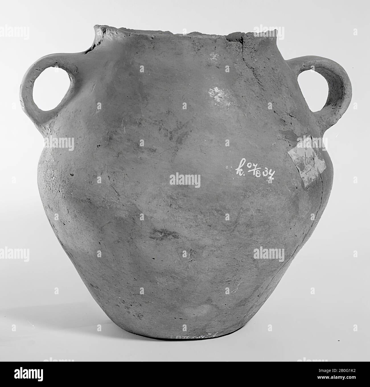 Urna di terracotta del modello sassone con profilo rotto e due orecchie. Vecchio incollaggio, 2 crepe che corrono dal bordo al fondo, schegge dal bordo, piccolo spazio. Il 13-11-2007 vecchio stampo rimosso., Urn, ceramica, h: 19,8 cm, diam: 18,9 cm, br: 21,5 cm, preistoria -1200 Foto Stock