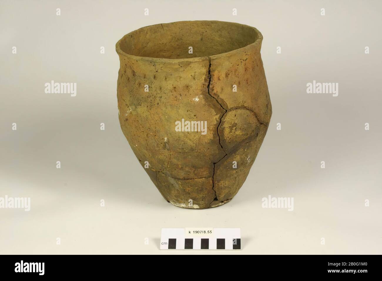 Urna di terracotta di modello sottile. Cottura germanica, bordo pressato. Vecchio legame, piccolo spazio nella parete, 3 piccole crepe verticali dal bordo, spaccatura di ramificazione orizzontale nell'addome. Il 13-11-2007 vecchio stampo rimosso., contenuto: Ossa (non trovato il 13-11-2007)., Urn, terracotta, h: 23,8 cm, diam: 21,2 cm, preistoria -1200 Foto Stock
