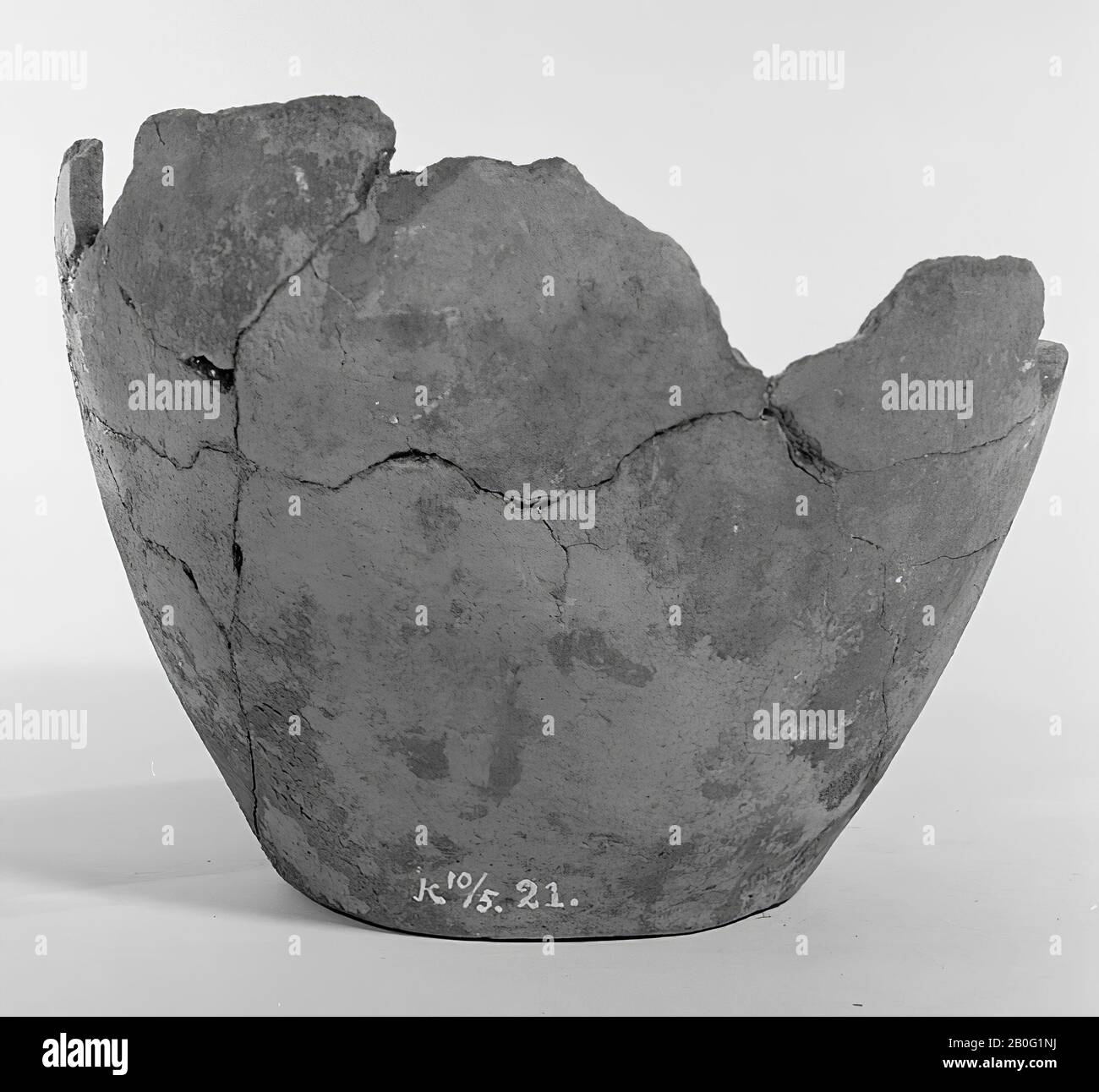 Frammento (la parte inferiore) di un gallo-germanico urna di terracotta., Molti vecchi incollaggi, 5 frammenti sciolti. Il 19-11-2007 vecchio stampo rimosso., Trovato in questo punto nel 1910 Foto Stock