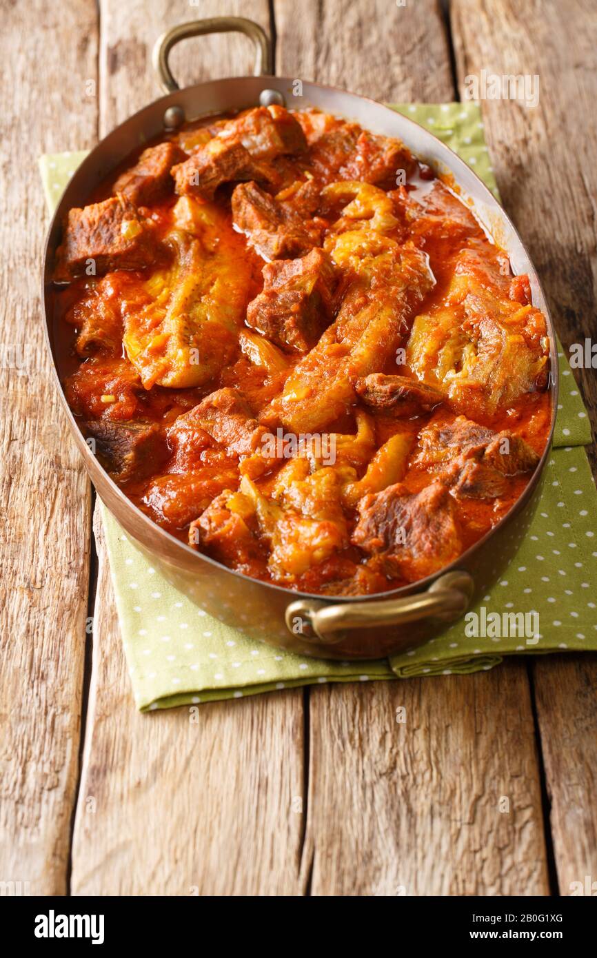 Agnello iraniano tradizionale e stufato di melanzane Khoresh Bademjan closeup in una padella sul tavolo. Verticale Foto Stock