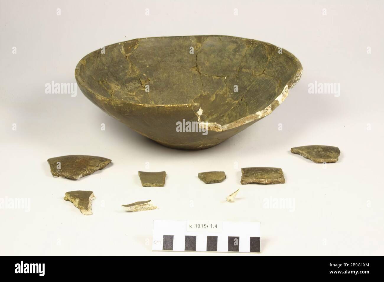 Coperchio grigio di terracotta, abbastanza profondo. Unstable old bonding and filling, part of the rim is missing, loose shards, lid, terraglia, h: 9.5 cm, diam: 26 cm, preistoria -800 Foto Stock
