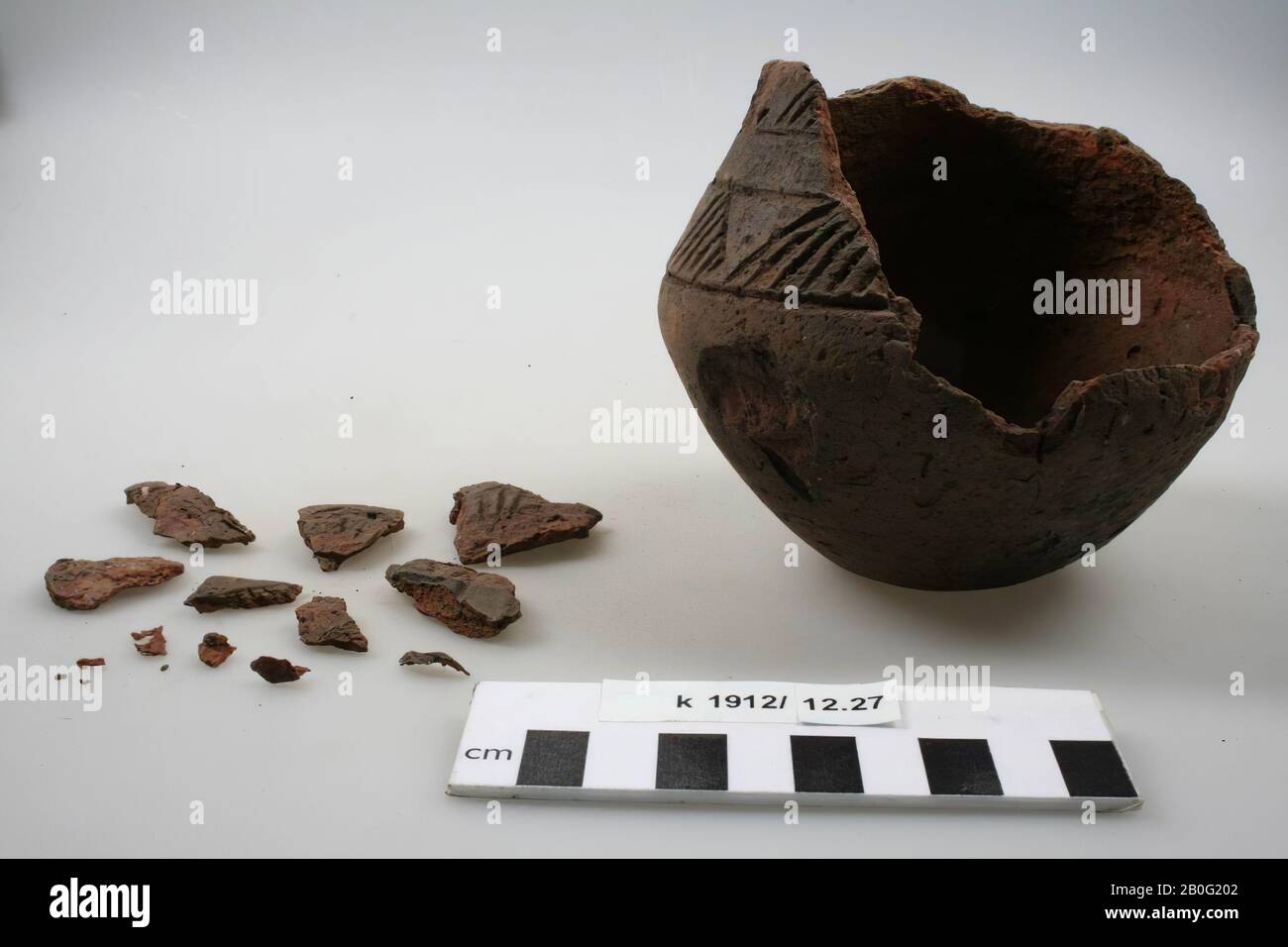 Parte di una piccola urna probabilmente gallo-germanica di terracotta con decorazione triangolare incisa. Circa 1 Foto Stock