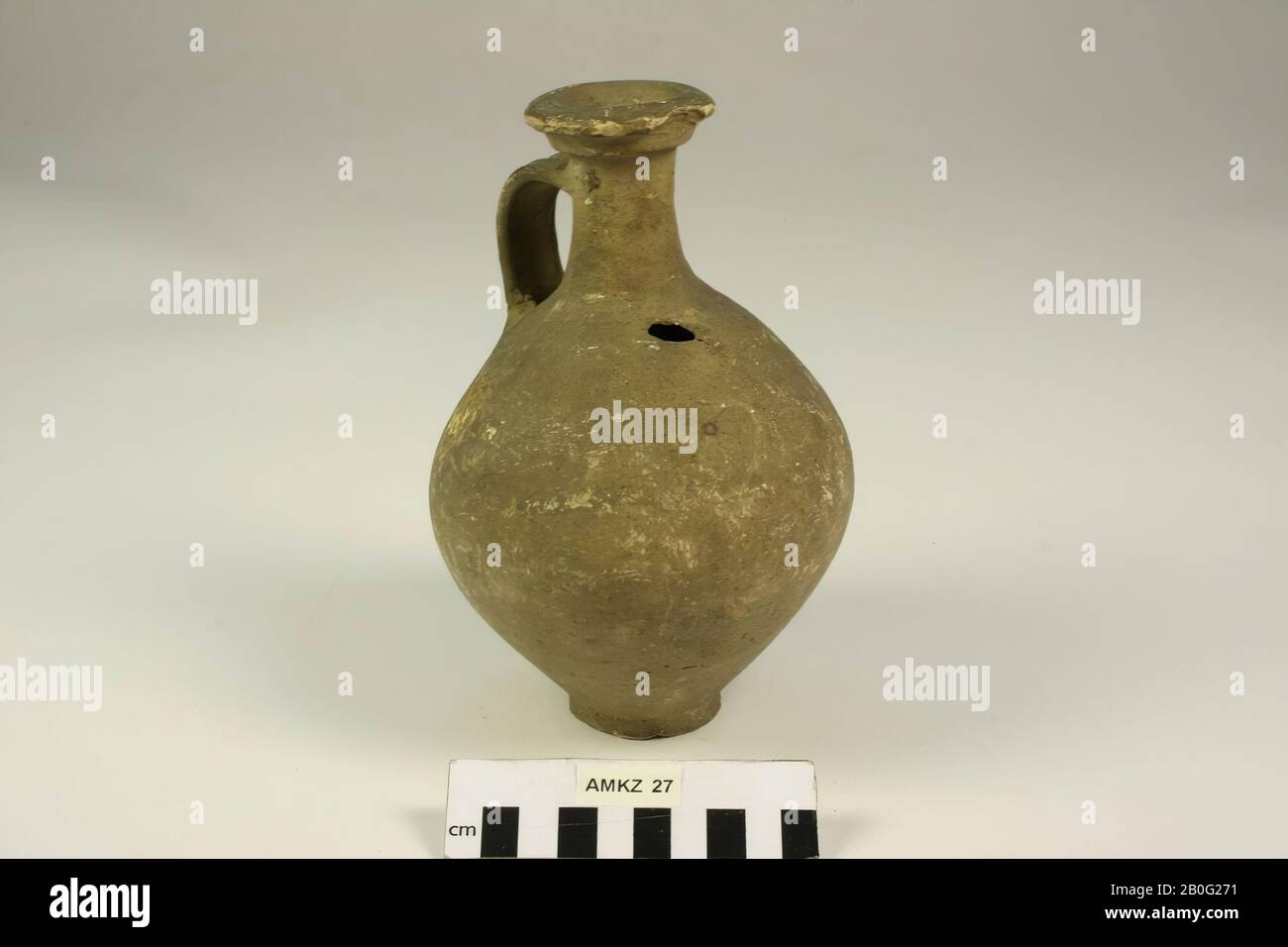 Vaso liscio murato, con tre volte l'orecchio, terracotta. Tipo Brunsting 3. Piccolo foro sulla spalla, labbro rotto., Brocca, terracotta, h: 19 cm, diam: 12,5 cm, romano, olandese, sud Olanda, l'Aia, l'Aia Foto Stock