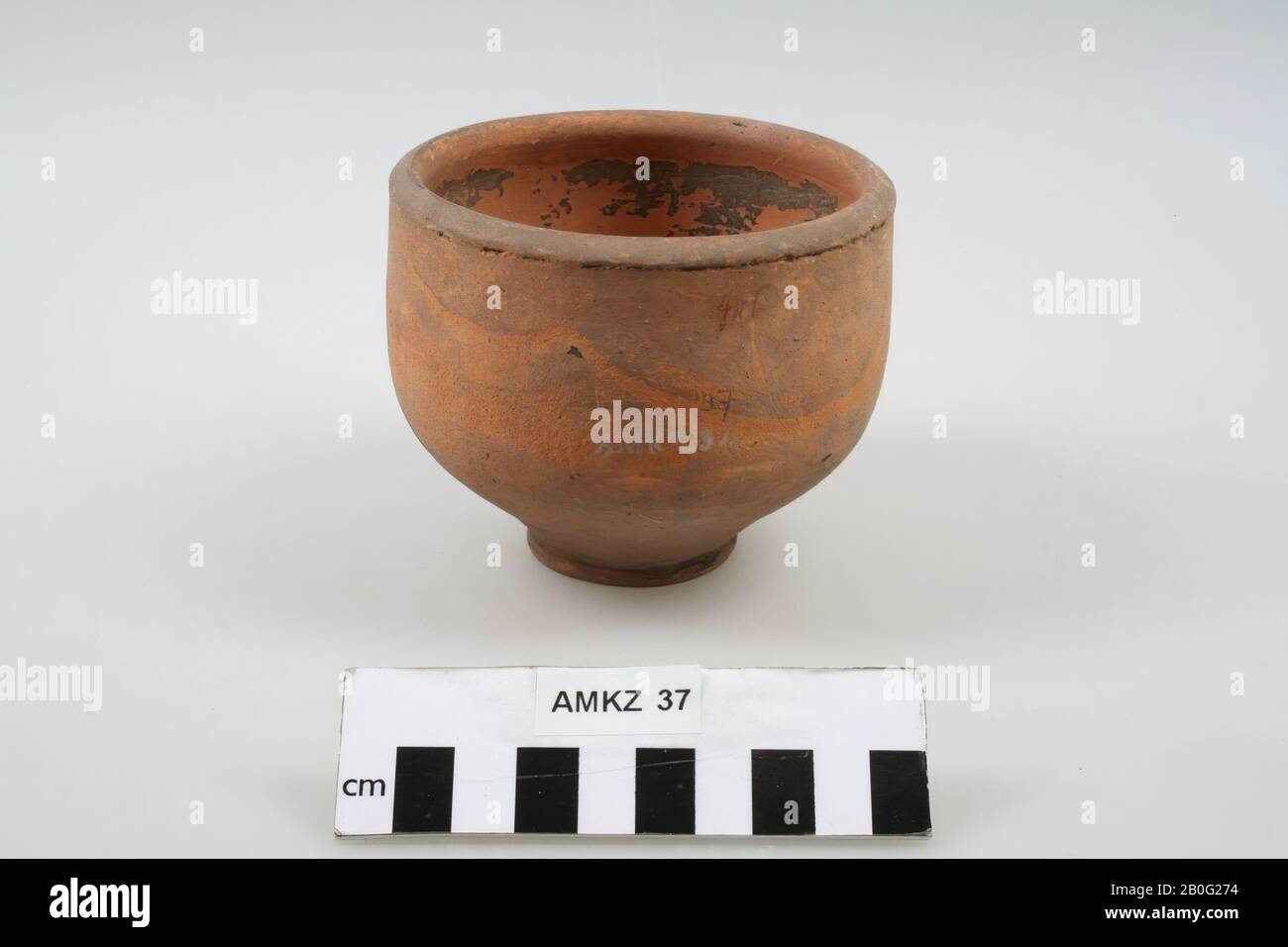 Coppa di terracotta rossastra, dipinta di nero. Fresco, molto consumato., tazza, terracotta, h: 8.5 cm, diam: 10.1 cm, romano, Olanda, Olanda del Sud, l'Aia, l'Aia Foto Stock