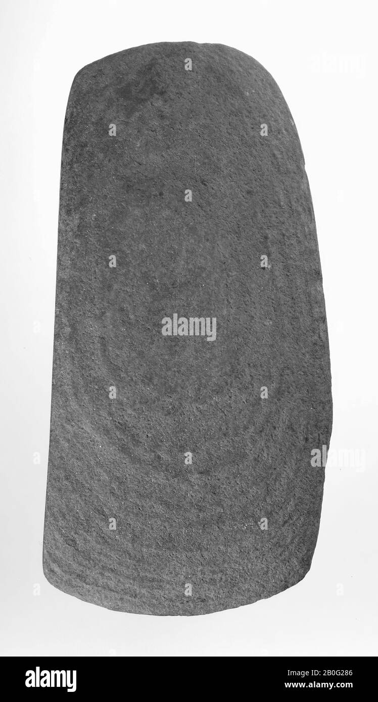 ax di roccia grigia, su un lato dritto, sull'altro lato quasi ovale. Collo spesso, ascia, pietra, lunghezza: 11,2 cm, preistorico -4000 Foto Stock