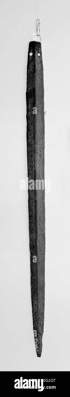 spada di bronzo con punta affusolata stretta, in cui due fori adiacenti per rivetti, spada, metallo, bronzo, lunghezza: 58 cm, preistoria -1200 Foto Stock