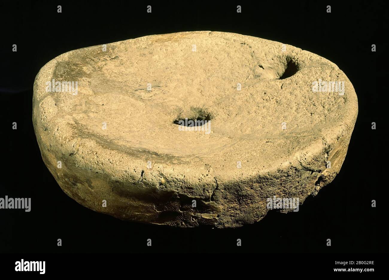 Mola. Vecchi legami e aggiunte., Grindstone, pietra, h: 10 cm, diam: 40,6 cm, preistoria 100-175 DC, Olanda, Brabante Nord, Oss, Oss Foto Stock