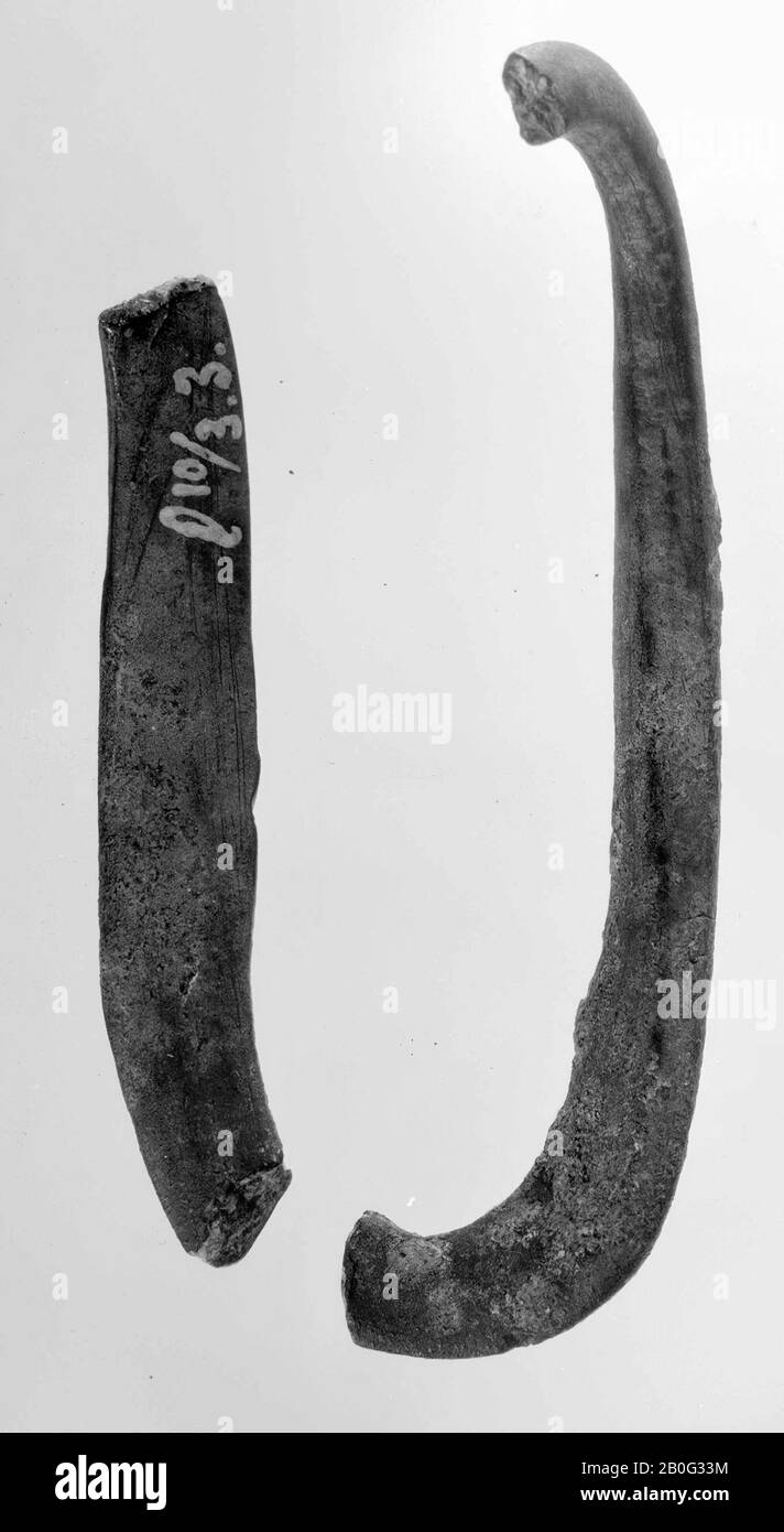 frammento di bronzo, ora in due pezzi, trovato in urna l 1910 Foto Stock