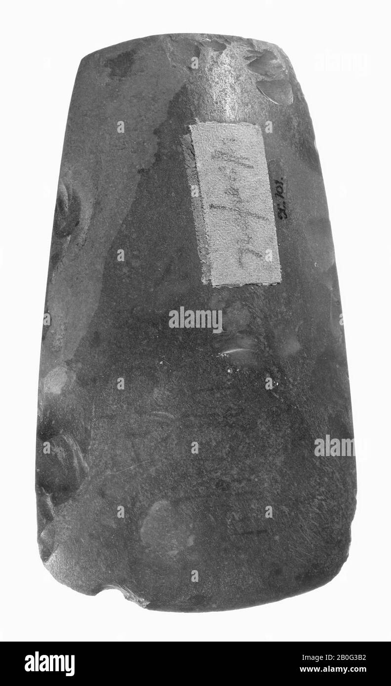 flint ax con sezione trasversale appuntita-ovale e lati appiattiti stretti, completamente rettificati. Piano con cingoli di macinazione: Superficie di frattura vecchia. Grigio chiaro e scuro venato selce, ascia, pietra, selce, 10,4 x 5,7 cm, preistorico -4000 Foto Stock