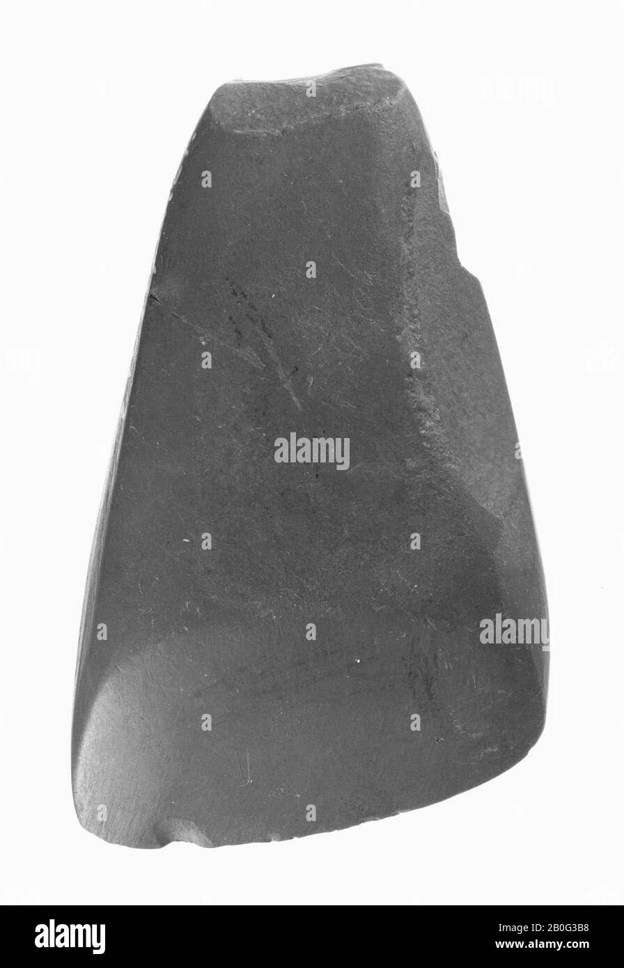 selce asimmetriche con sezione angolare. Finemente affilata. Originale appuntito rotto, tagliato a pezzi. Selce verde-marrone scuro, ascia, pietra, 6,2 x 3,7 cm, preistorica -4000 Foto Stock
