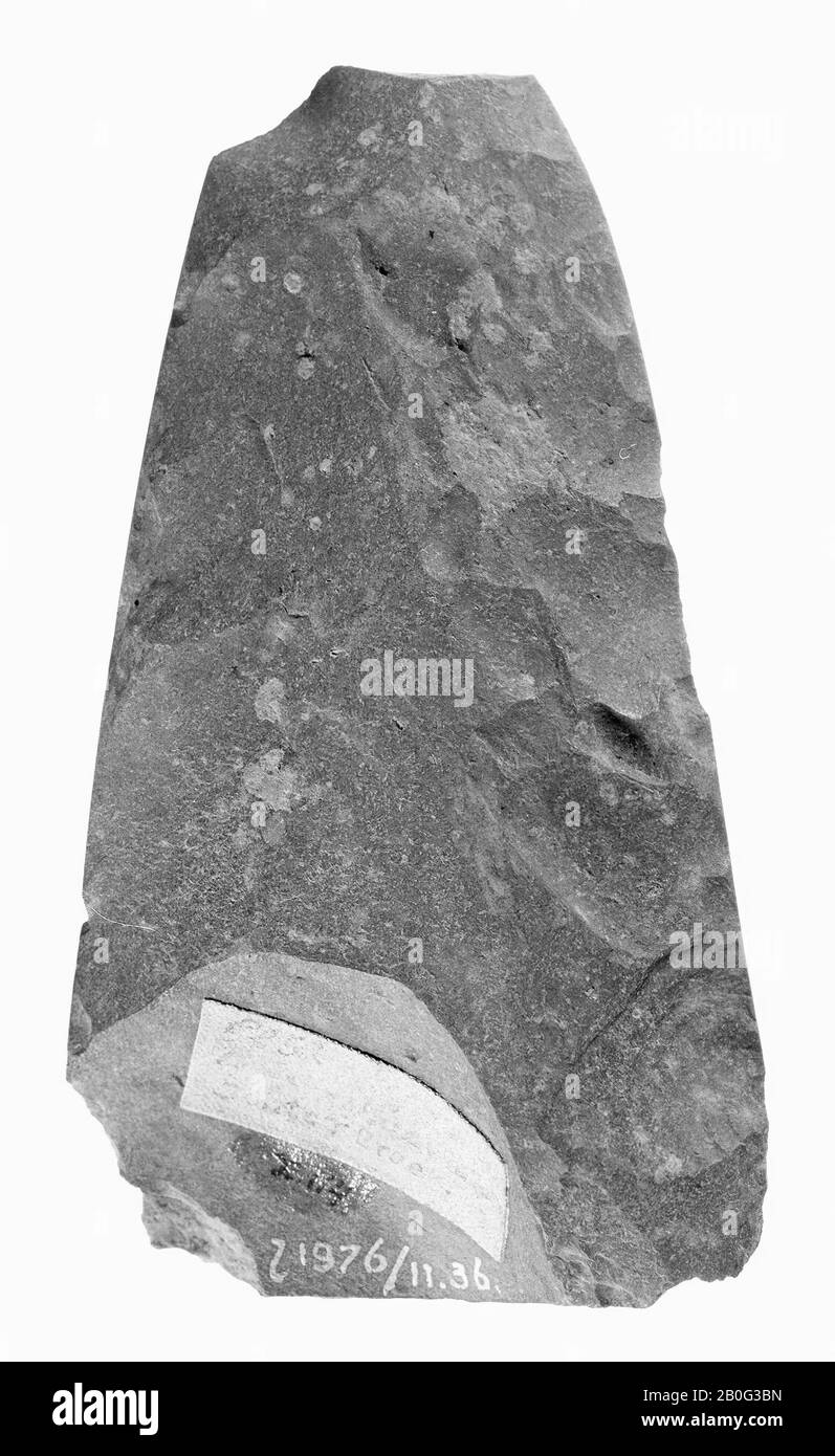 grande frammento di ascia con sezione trasversale appuntita-ovale e piano sottile. Capito. Molto affilata, su un lato è stato fatto solo un inizio, l'altro lato mostra una superficie più grande, ascia, pietra, selce, 10,6 x 6 cm, preistorica -4000 Foto Stock