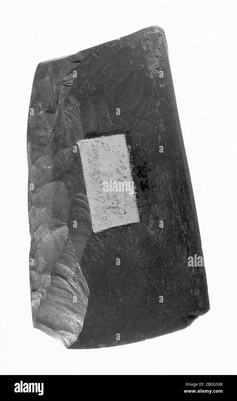 selce con una forma molto asimmetrica: sezione trasversale e vista. Su un lato un profilo ovale, a due lati, non tagliato, l'altro lato è piatto e inclinato, ma non tagliato. Realizzato in selce Lousberg, prevalentemente marrone (con un pezzo di corteccia), grigio sul lato ovale. Troncato, incompletamente affilato, ascia, pietra, selce, 8,8 x 5,2 cm, preistorico -4000 Foto Stock