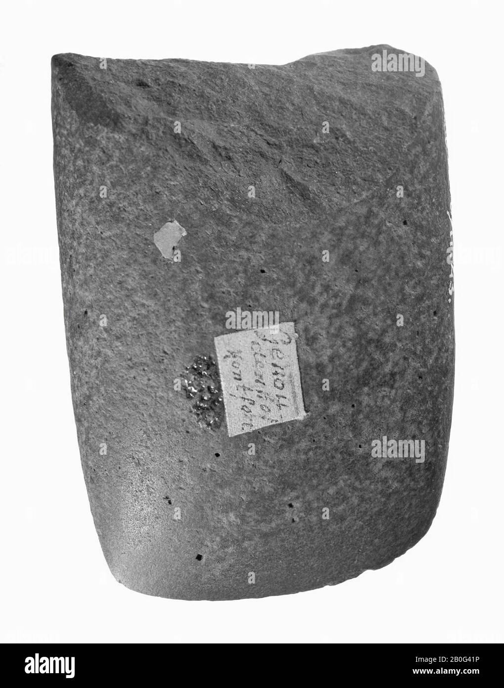 parte tagliata di ascia pesante di grigio scuro, quarzite contenente pirite con sezione trasversale rotonda-ovale e taglio leggermente obliquo, ascia, pietra, 9,4 x 6,9 cm, preistorica -4000 Foto Stock