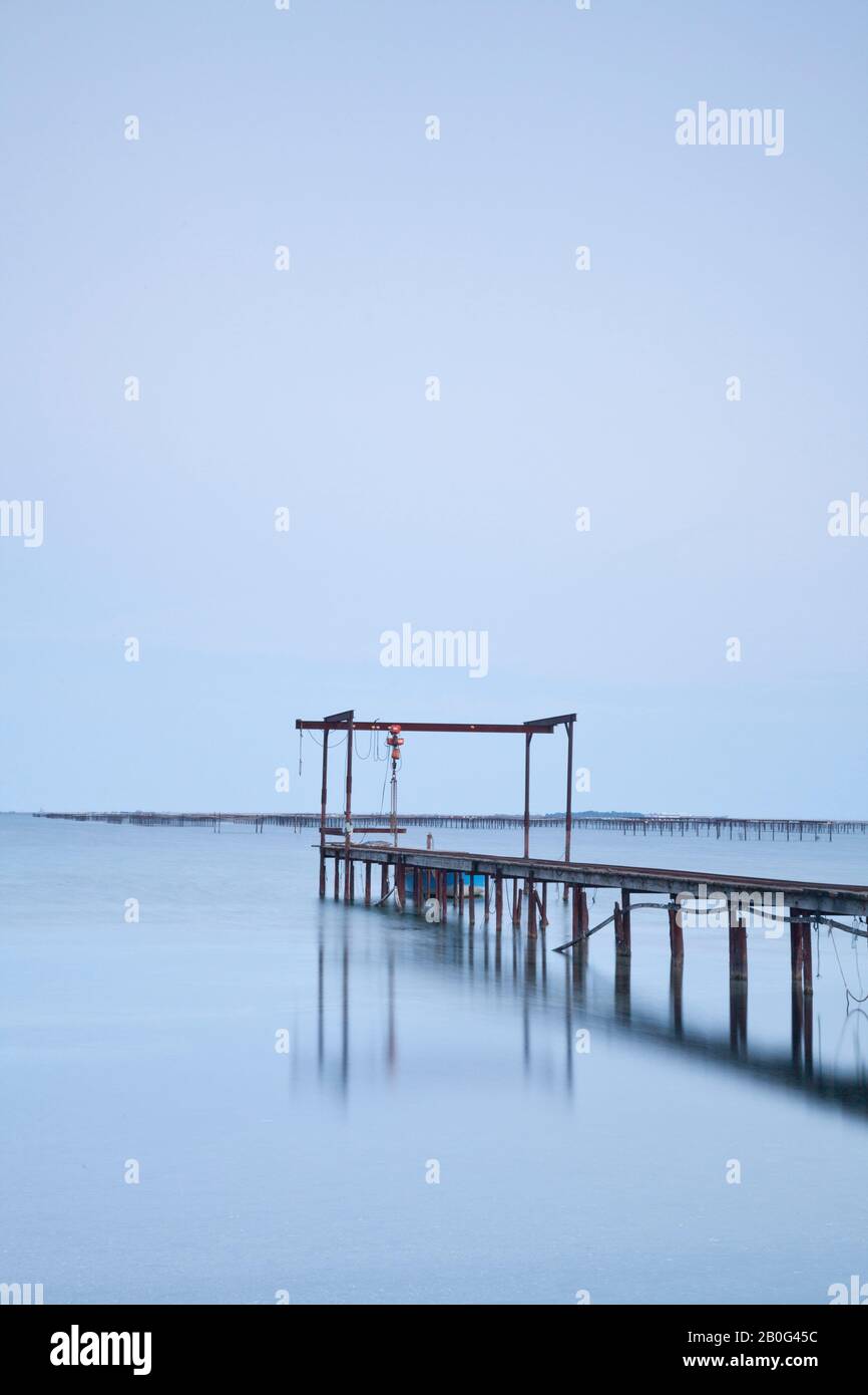 Molo di pesca sulla laguna di Etang de Thau vicino a Meze, Languedoc-Roussillon. Foto Stock