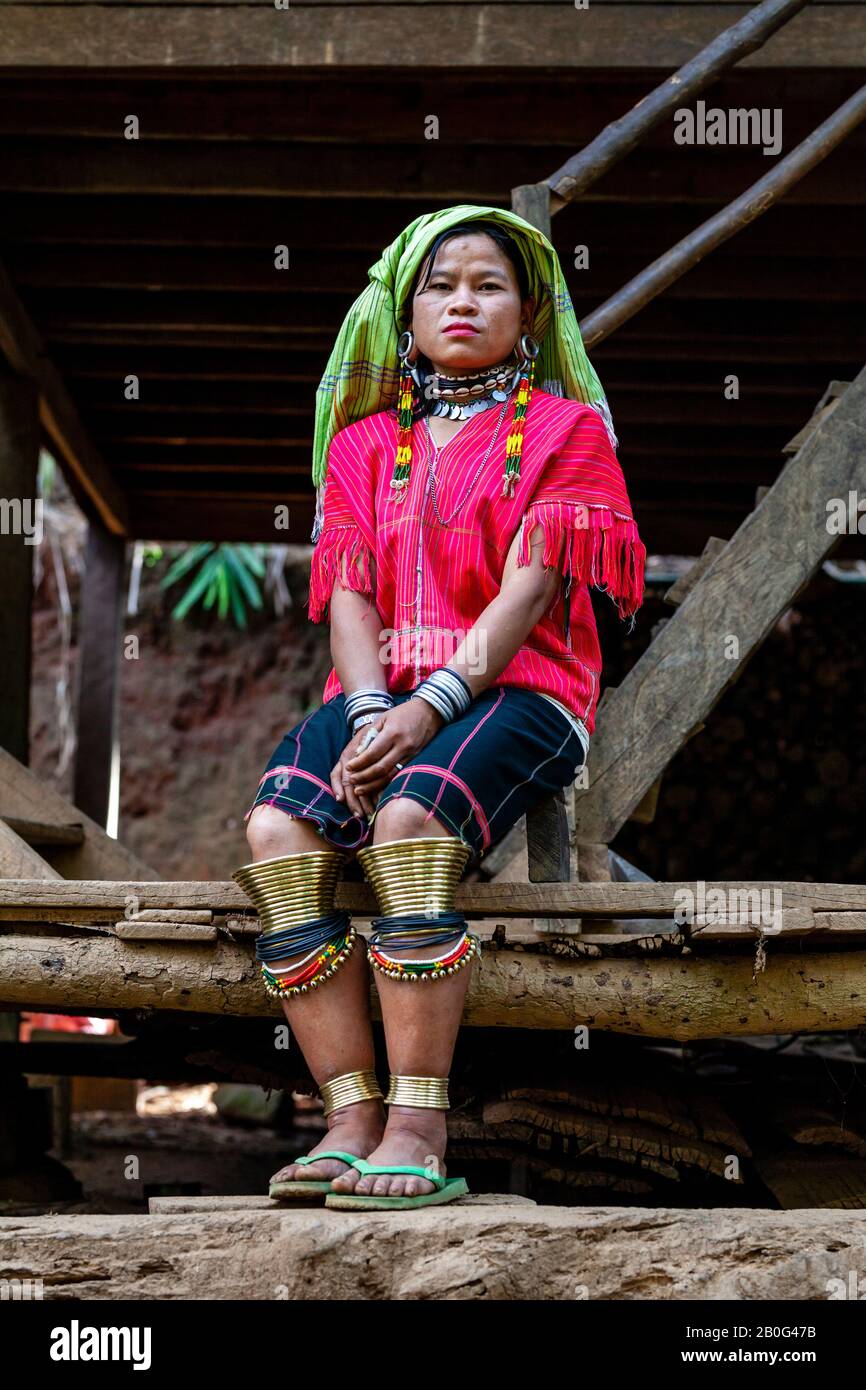 Una Giovane Donna Del Gruppo Etnico Di Kayaw, Villaggio Di Htay Kho, Loikaw, Myanmar. Foto Stock