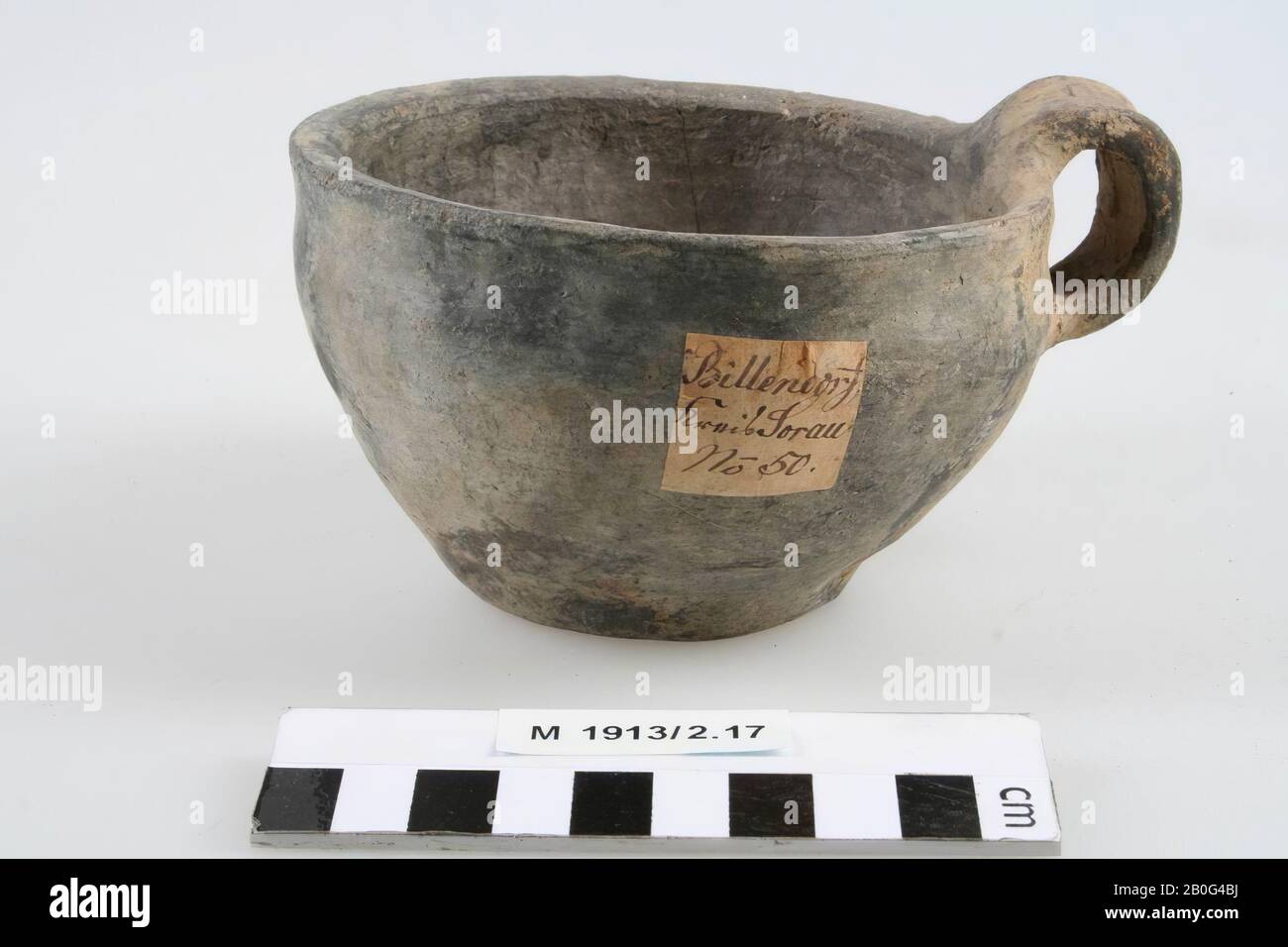 Tazza con 1 orecchio, tazza, terracotta, h: 7,5 cm, diam (con orecchio): 13,5 cm, preistoria, Germania Foto Stock