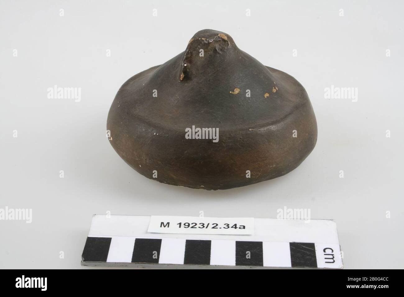 Stampaggio di un coperchio. Bordo leggermente danneggiato., Colata, coperchio, intonaco, h: 6.1 cm, diam: 10 cm, preistoria, Germania Foto Stock