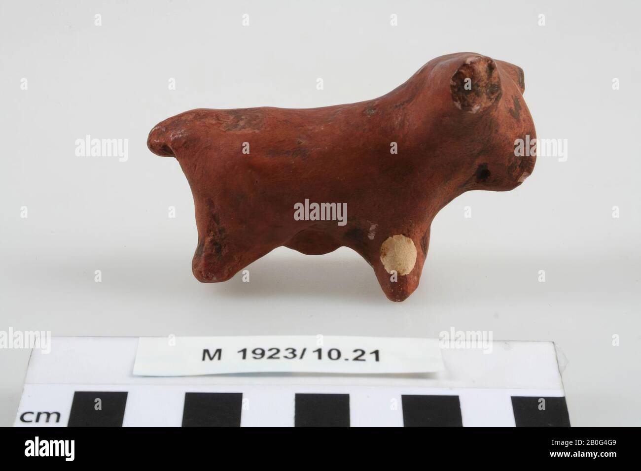 Colata di vacca, colata, figura animale, intonaco, l: 9.5 cm, br (con corna): 5.5 cm, preistoria, Romania Foto Stock