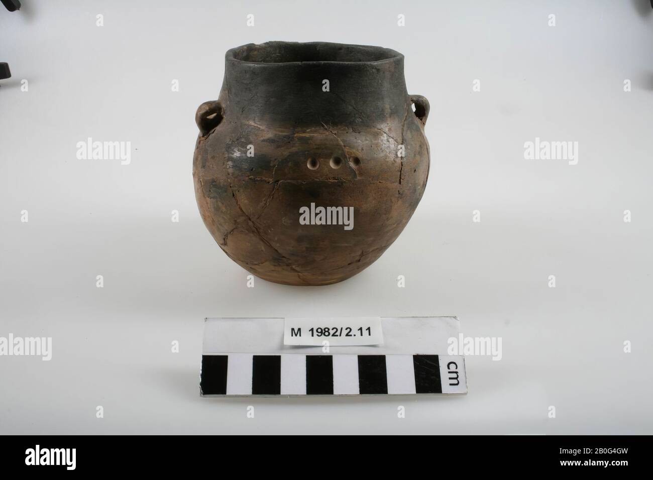 Vaso con 2 orecchie. Vari legami e aggiunte., Pot, terracotta, h: 11.5 cm, diam: 11.5 cm, preistoria, Polonia Foto Stock