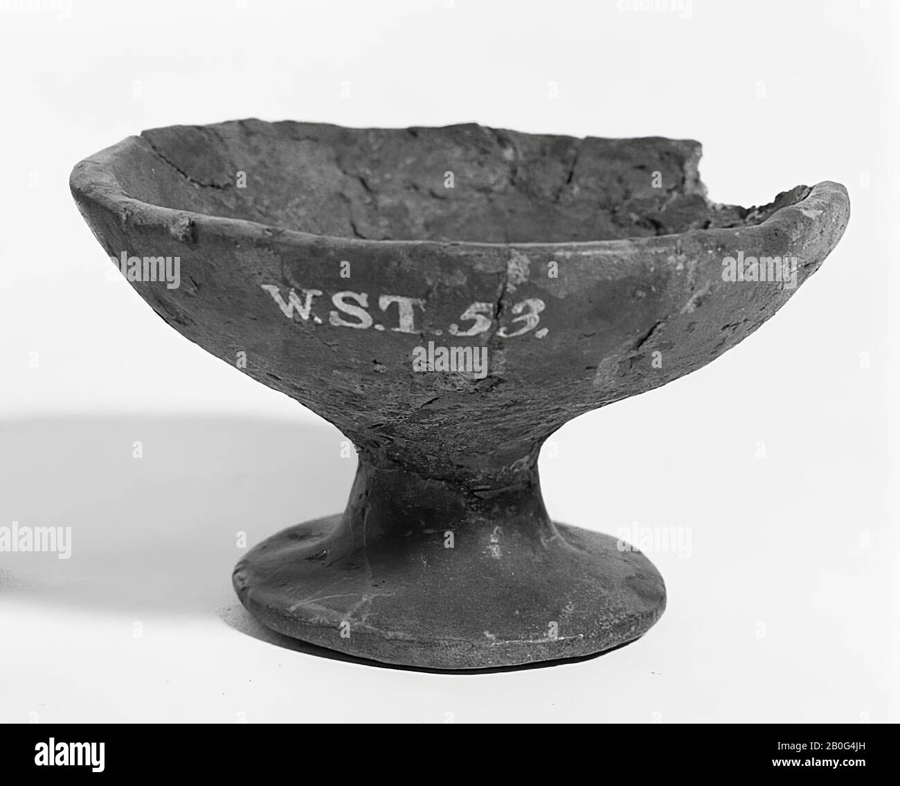 ciotola su una base alta di terracotta grigio-marrone, vaso laterale, terracotta, altezza: 5,7 cm, preistoria -800 Foto Stock