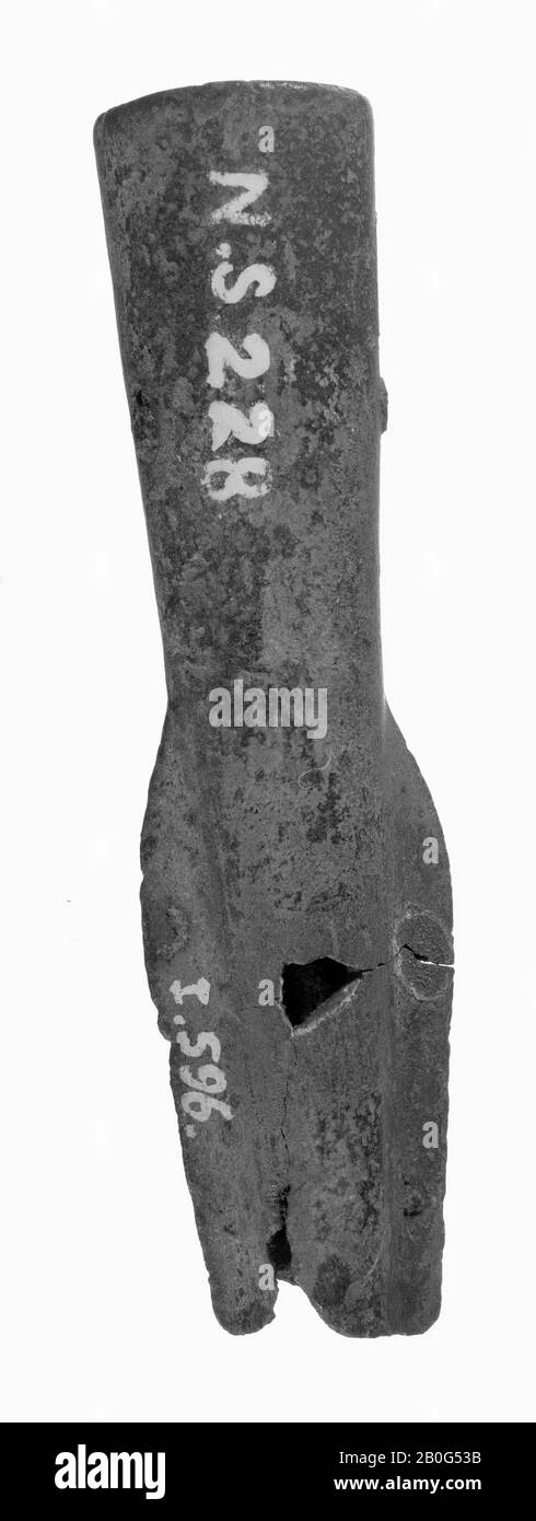 punta di bronzo, di cui si perde la parte superiore, punta di diamante, metallo, bronzo, lunghezza: 8,3 cm, preistoria -1200 Foto Stock