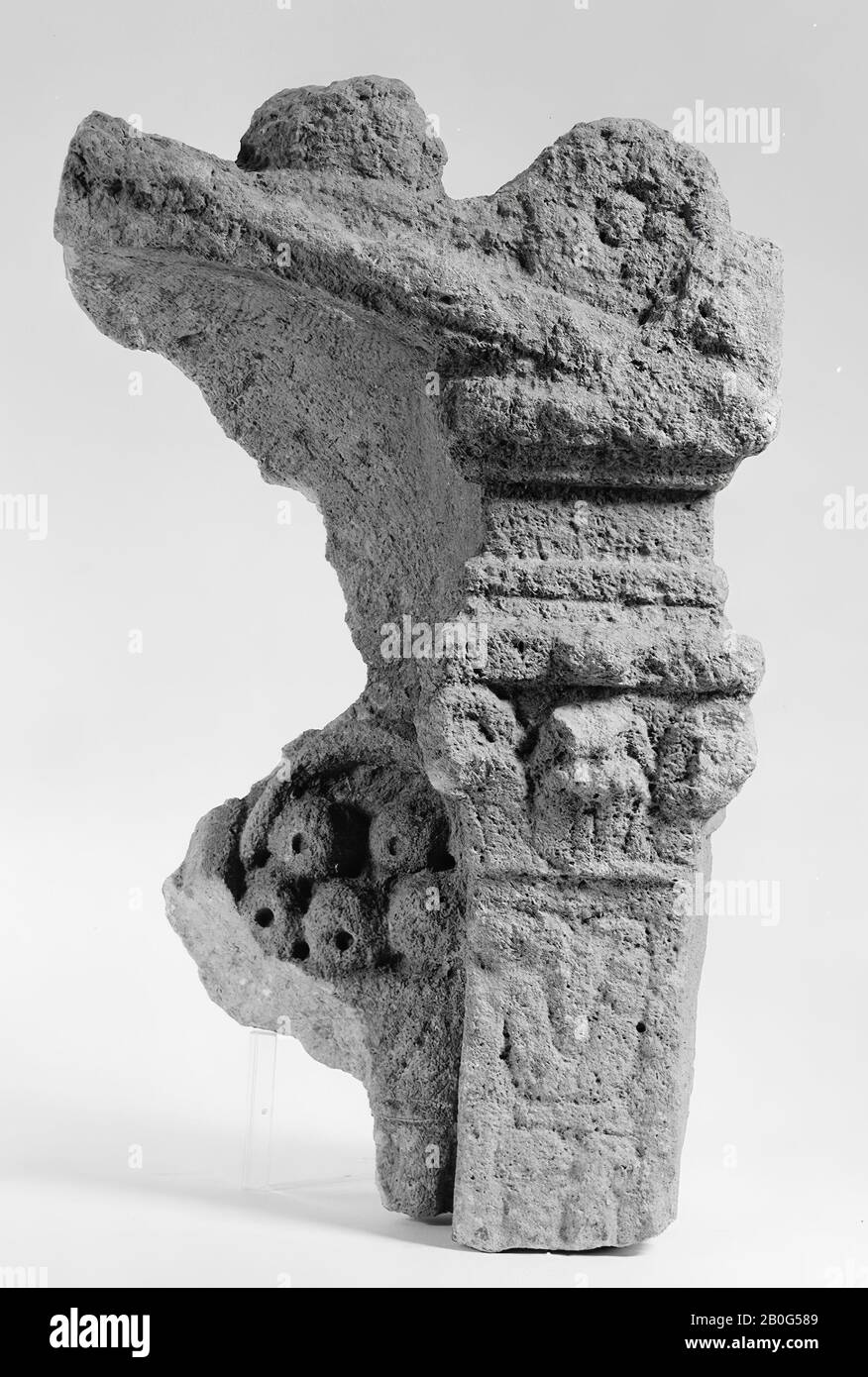 Angolo superiore destro di un altare con nicchia. Calcare. La schiena è completamente rotta. Lo spessore originale dell'albero sarà Foto Stock