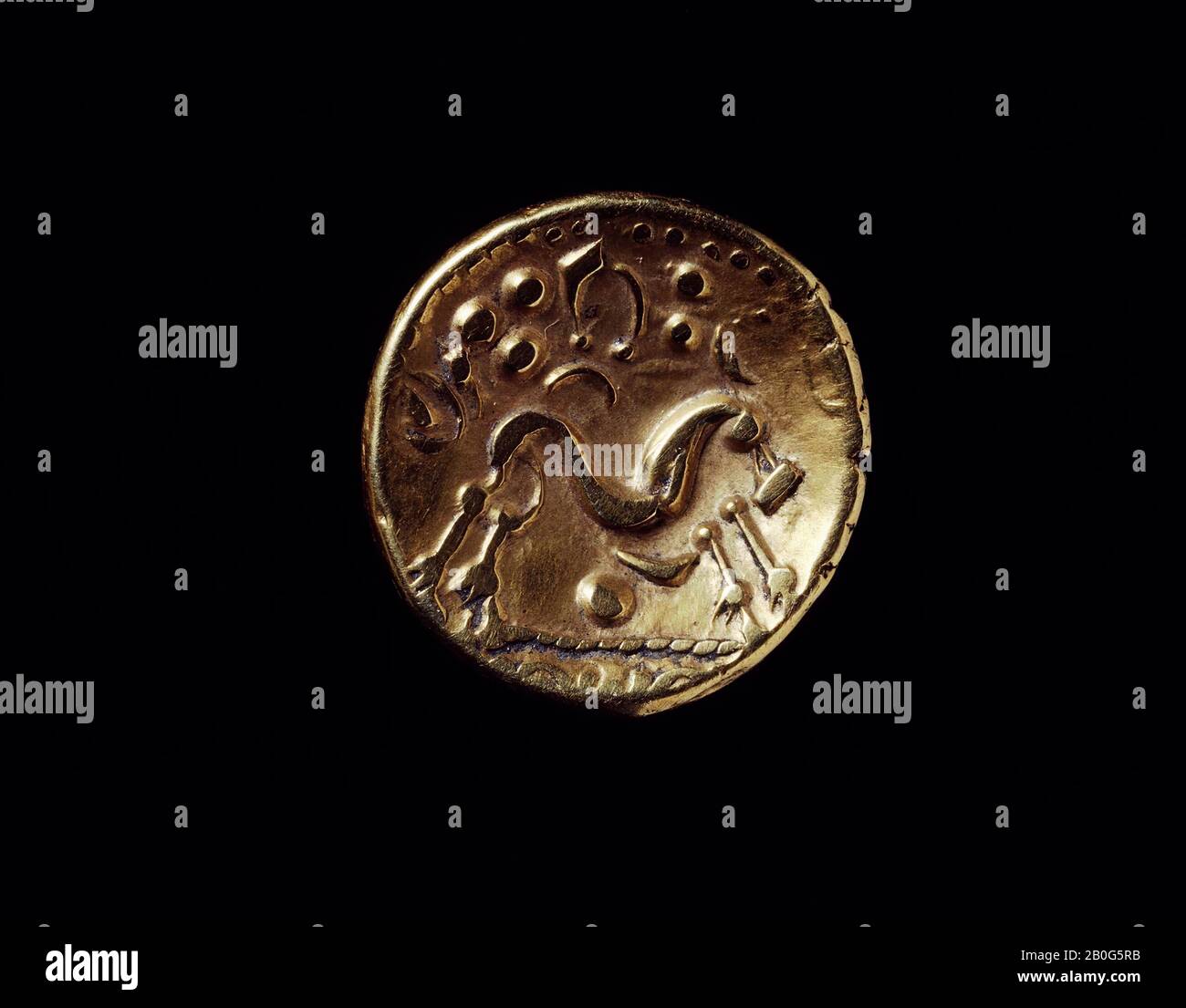 Moneta celtica d'oro, il cosiddetto piatto arcobaleno, liscia su un lato, con un cavallo stilizzato sull'altro lato. A causa della menta del Ambiniant, moneta, metallo, oro, diam. 17 mm, preistoria dopo il 100 a.C., Paesi Bassi, Brabante Nord, Bladel, Bladel, Krieke Schaar Foto Stock