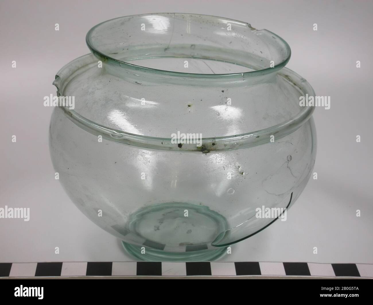 Vaso di vetro azzurro-verde chiaro. Forma convessa con anello di sostegno e anello intorno alla spalla., Vaso, vetro, h. 9,3 cm, diam. 11 cm, tardo 1st secolo d.C. (Probabilmente) 100-50, Paesi Bassi, Gelderland, Geldermalsen, Geldermalsen Foto Stock