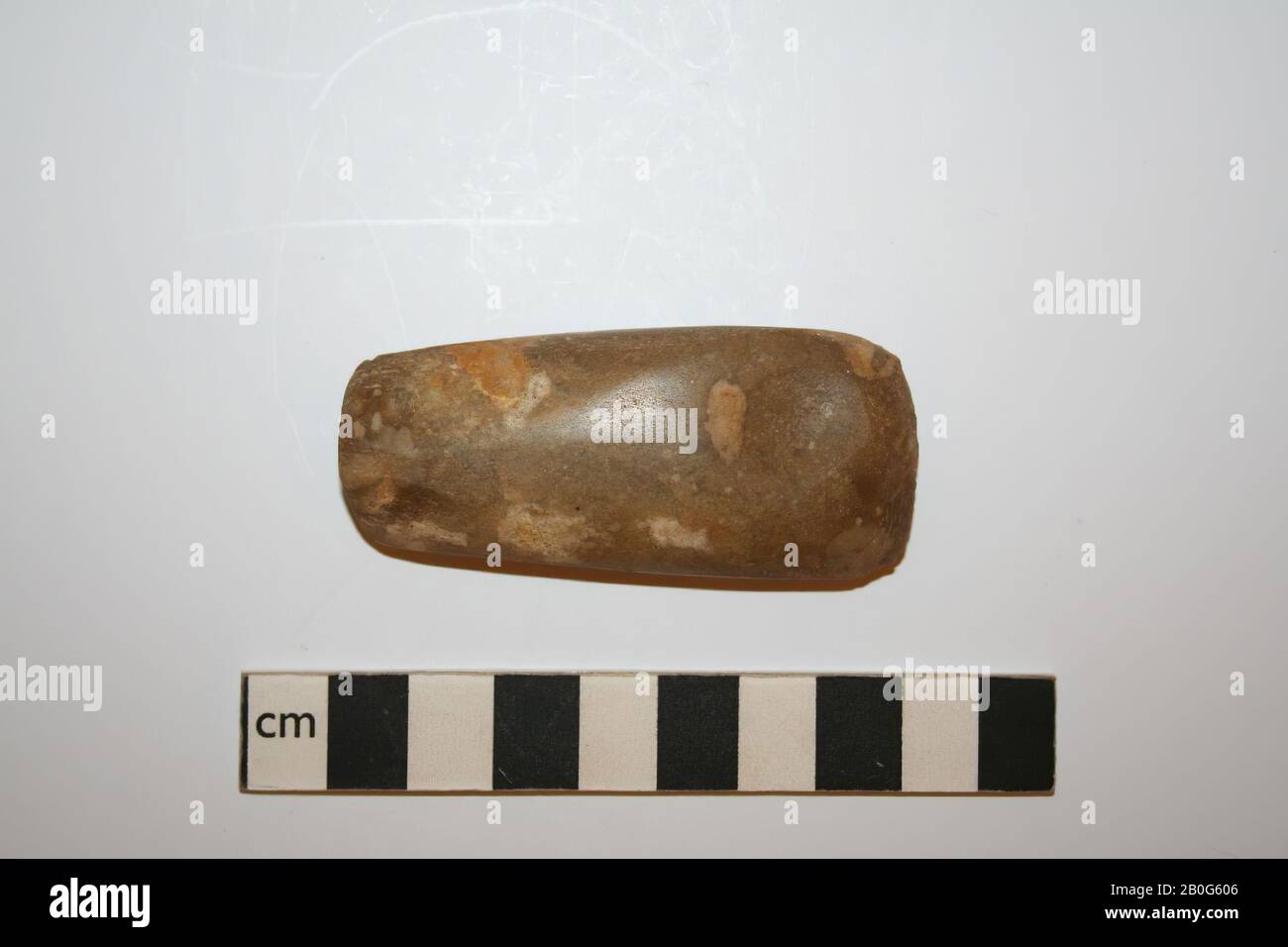 Pietre di selce, completamente lucidate con sezione ovale appuntita con lati appiattiti. Selce: Haspengouw. Neolitico, centro B, ascia, pietra, selce, 7 x 3 x 1,6 cm, neolitico, centro B, Belgio, Limburgo, Tongeren, Maaseik Foto Stock