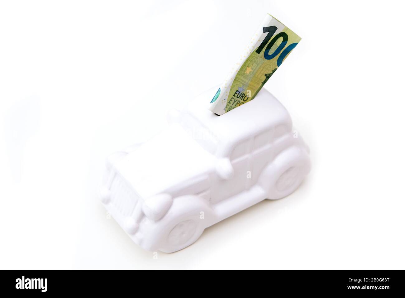 La cassa in ceramica a forma di automobile con all'interno una banconota. Può essere simbolo per i costi di riparazione, investimento, risparmio o assicurazione´s automobile. Foto Stock