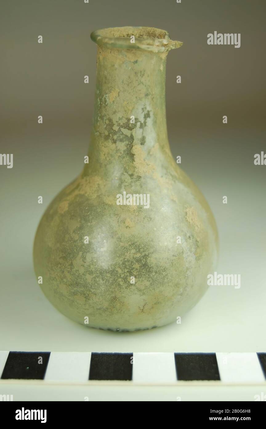 Isings 26. Labbro danneggiato., Unguentarium, vetro, 7,4 cm, epoca romana, Turchia Foto Stock