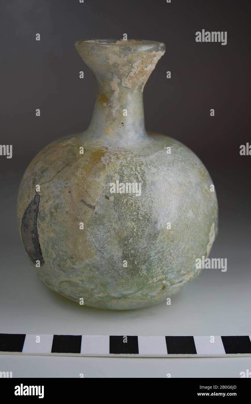 Probabilmente flacone con bocchettone a forma di imbuto 104b. Solo la parte inferiore del collo è finita. Vetro sottile, verde scuro. Sotto il ventre decorato con un filo di vetro sotto forma di otto ovali stesi, di forma e dimensioni irregolari e collegati da un unico filo di vetro., Bottiglia, vetro, 10,3 cm, epoca romana, Turchia Foto Stock